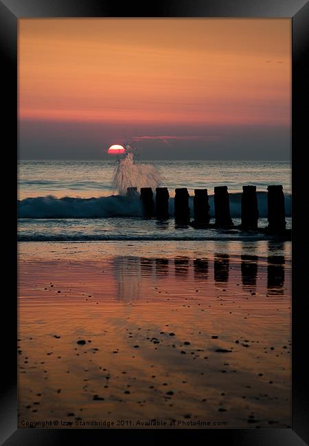 Beach sunset with splash Framed Print by Izzy Standbridge