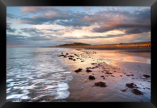 Sunset at Llanrhystud beach Framed Print by Izzy Standbridge