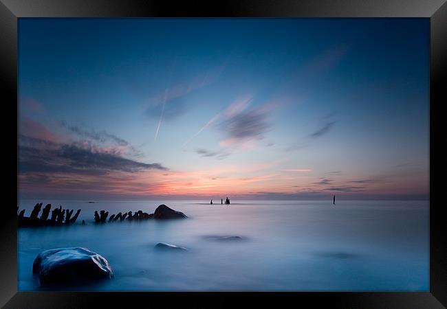 2 Minutes on the beach Framed Print by Izzy Standbridge