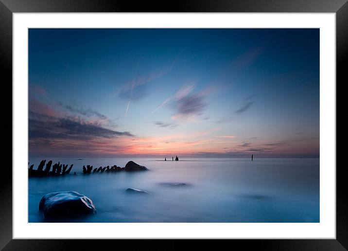 2 Minutes on the beach Framed Mounted Print by Izzy Standbridge