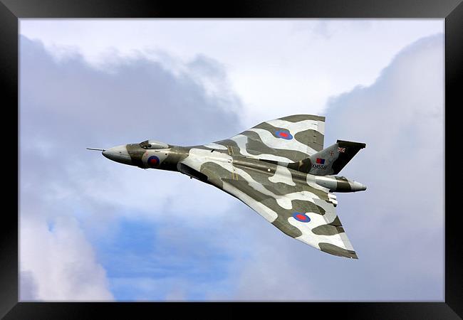 Avro vulcan bomber xh558 at Abingdon air show. Framed Print by Tony Bates