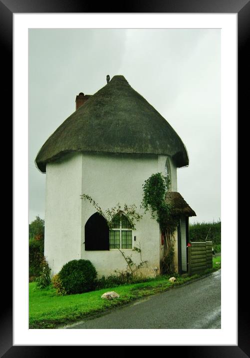 Toll House Stanton Drew. Framed Mounted Print by Heather Goodwin