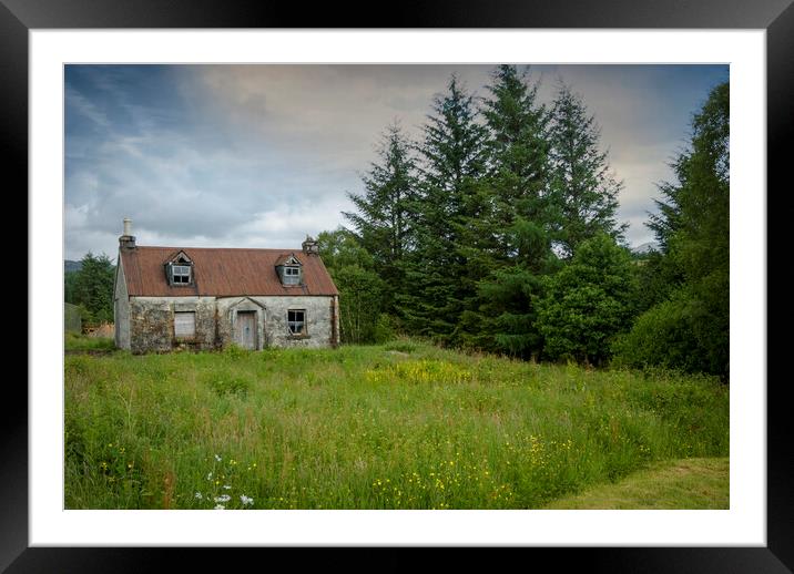 derelict cottage highlands  scotland Framed Mounted Print by Eddie John