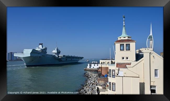 HMS Queen Elizabeth departs Portsmouth Framed Print by richard jones