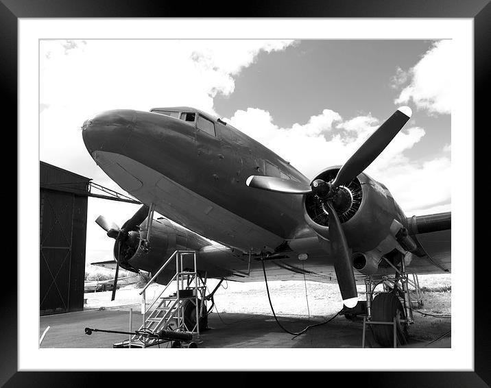Douglas DC3 dakota aircraft Framed Mounted Print by Robert Gipson