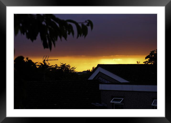 Perfect sunset Framed Mounted Print by suzi jeffs