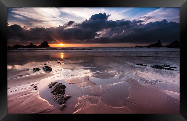 Hartland Sunset Framed Print by stuart bennett