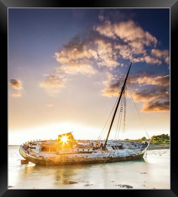  Portsmouth Wreck Sunset Framed Print by stuart bennett