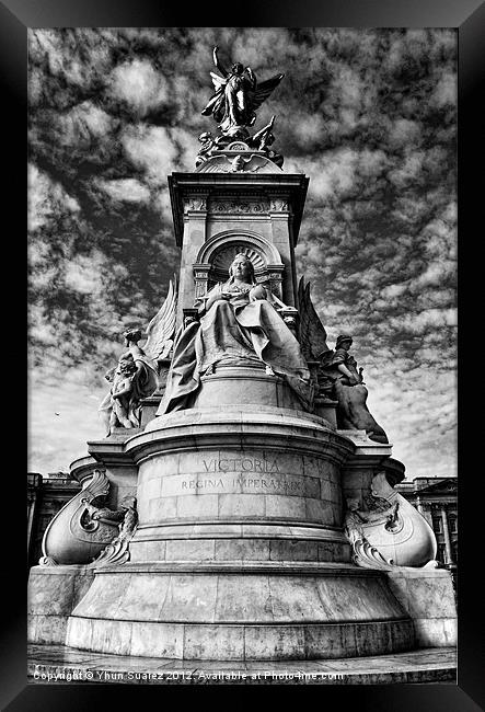 Queen Victoria Statue - London, England Framed Print by Yhun Suarez