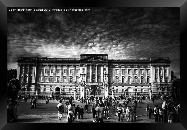 Buckingham Palace Framed Print by Yhun Suarez
