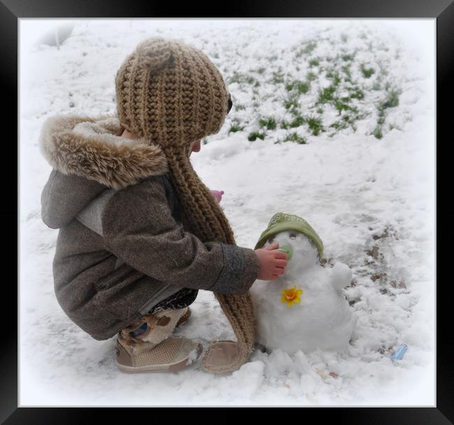 snow babies Framed Print by sue davies