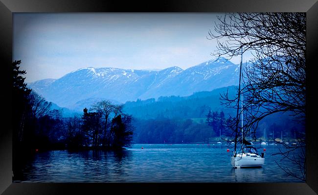 the beautiful lakes  Framed Print by sue davies
