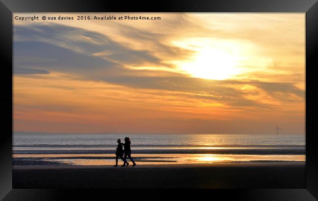 sillhouettes in the sunset Framed Print by sue davies