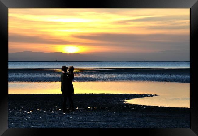 sunset romance Framed Print by sue davies