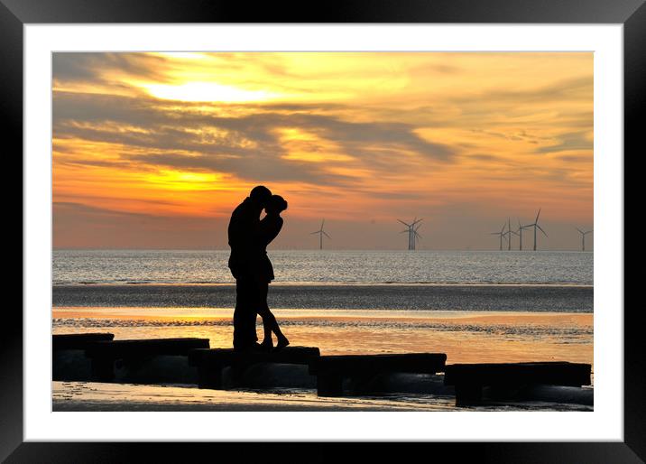 romance in the sunset Framed Mounted Print by sue davies