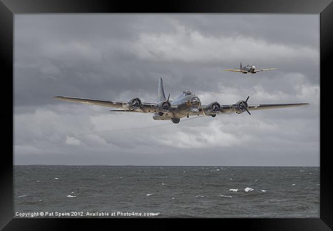 B17 Struggling Home Framed Print by Pat Speirs