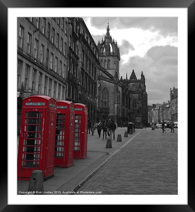 Royal mile Edinburgh Framed Mounted Print by Rick Lindley