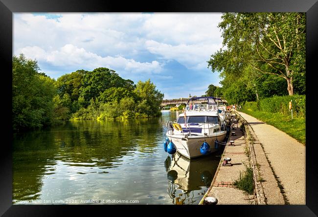 On The Thames Path At Goring  Framed Print by Ian Lewis