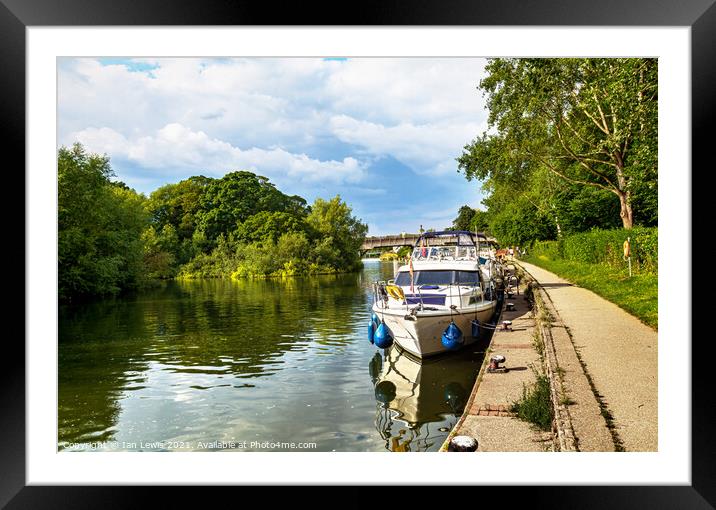 On The Thames Path At Goring  Framed Mounted Print by Ian Lewis
