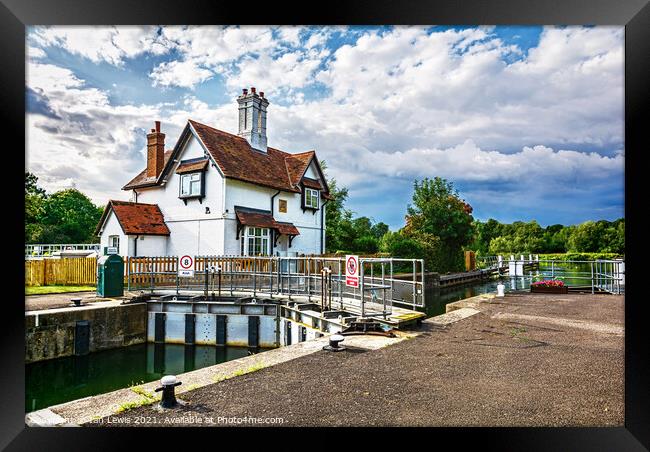 The Lock Keeper's Cottage At Goring Framed Print by Ian Lewis