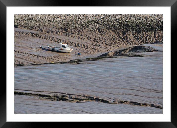 Clevedon boat at low tide Framed Mounted Print by mark humpage