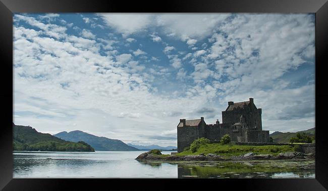 Eilan Donan Castle Framed Print by Sam Jowett