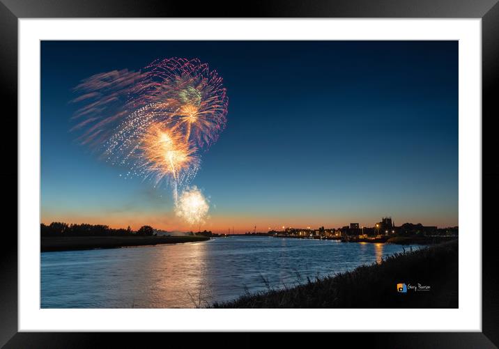 Festival Too fireworks at King’s Lynn Framed Mounted Print by Gary Pearson