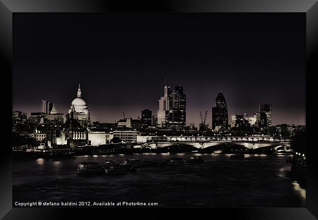 London skyline and river Thames at night Framed Print by stefano baldini