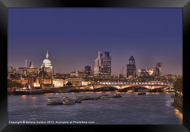 London skyline and river Thames at night Framed Print by stefano baldini