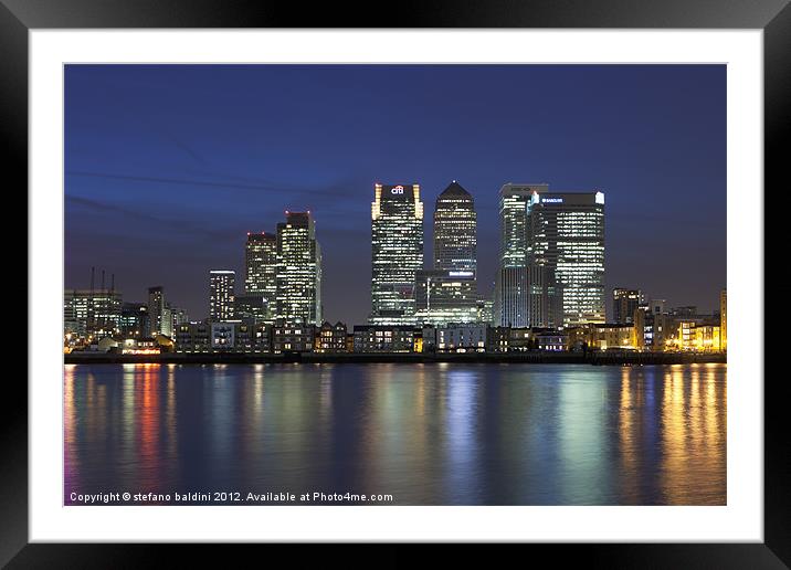 Canary Wharf financial district viewed over the ri Framed Mounted Print by stefano baldini