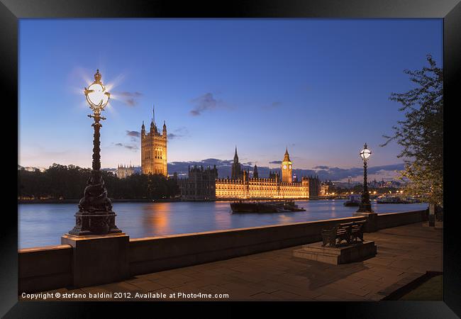 The house of parliament at night Framed Print by stefano baldini