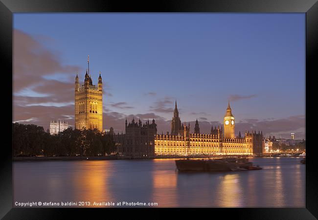 The house of parliament at night, London, UK Framed Print by stefano baldini