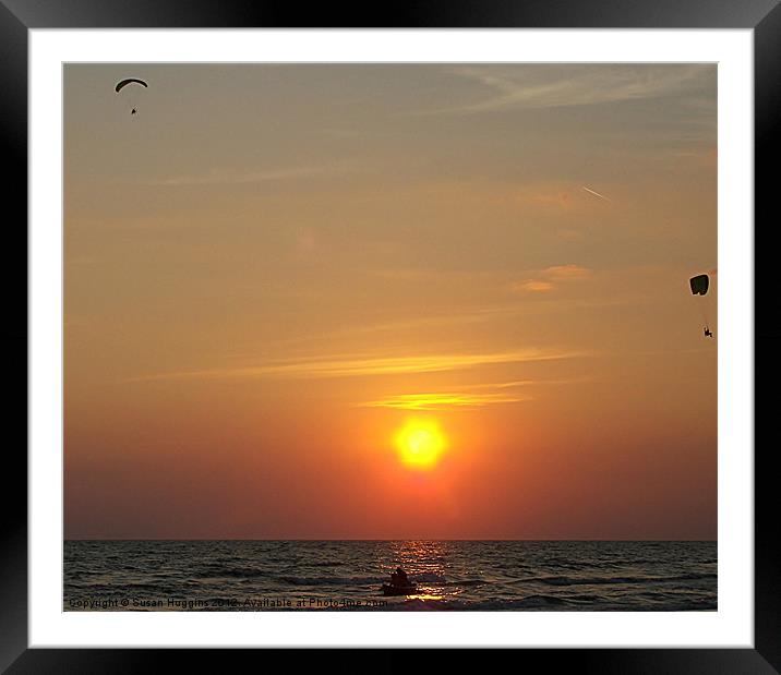Paragliding in the Sunset Framed Mounted Print by Susan Medeiros