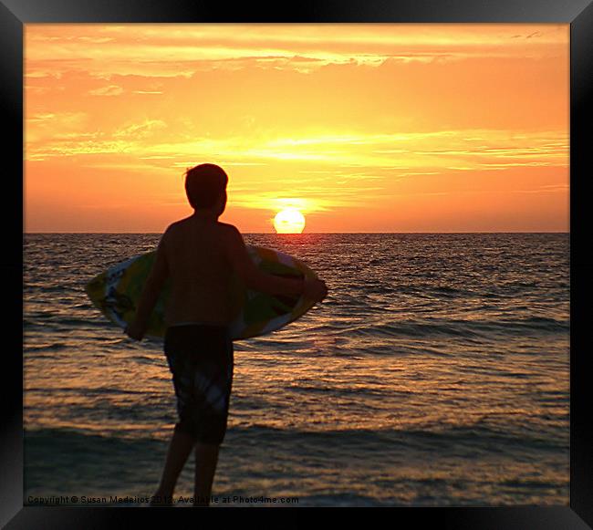 Surf towards the setting sun Framed Print by Susan Medeiros