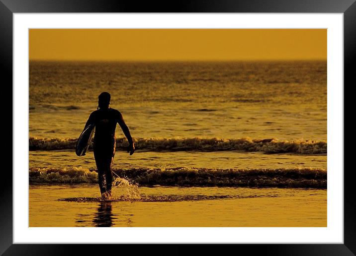 Surfs up! Framed Mounted Print by Paul Hutchings 
