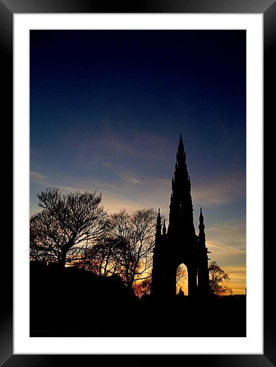 downtown edinburgh Framed Mounted Print by dale rys (LP)