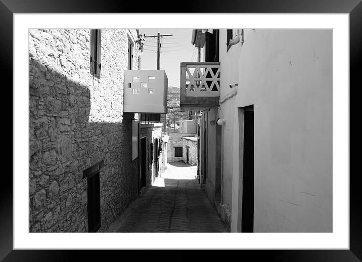 close neighbours Framed Mounted Print by Les Hardman