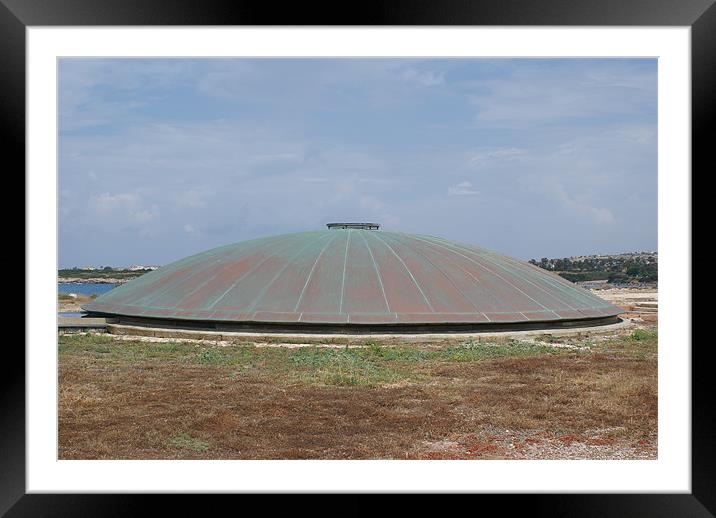 UFO !! Framed Mounted Print by Les Hardman