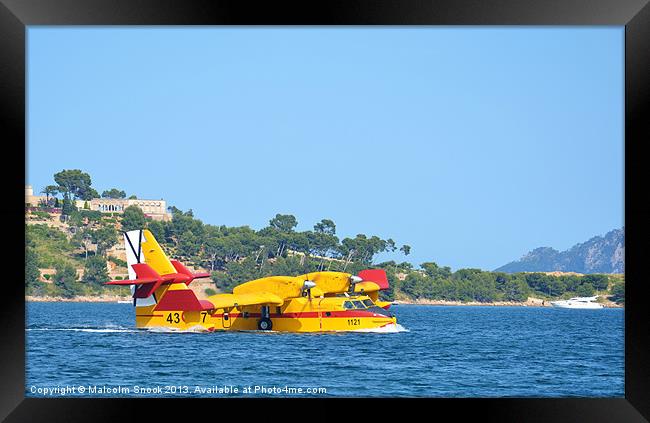 Seaplane taxiing. Framed Print by Malcolm Snook