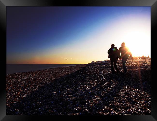 Aldeburgh, Suffolk - couple at sunset Framed Print by Pete Townshend