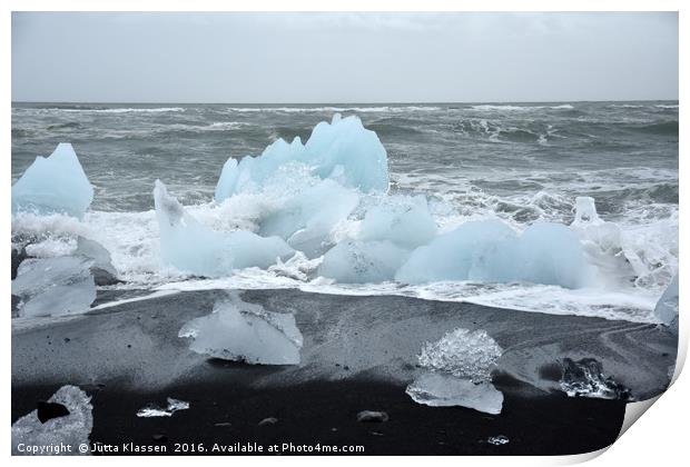 Glacier ice floes on a black beach Print by Jutta Klassen