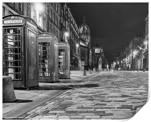 Looking up the royal mile Print by Kevin Ainslie