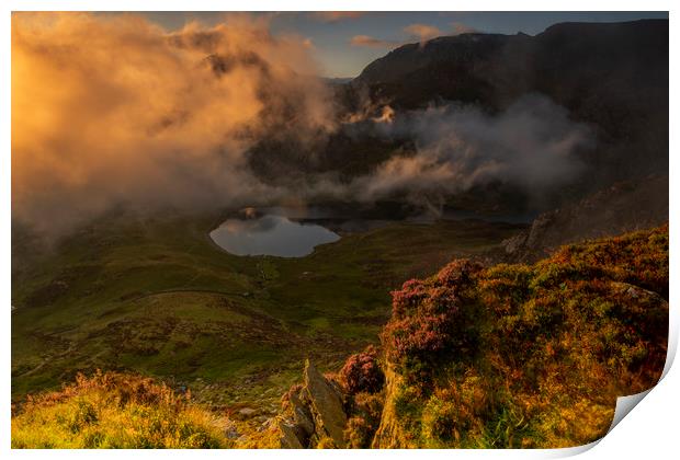 Llyn Idwal during sunrise Print by Sandra Kepkowska