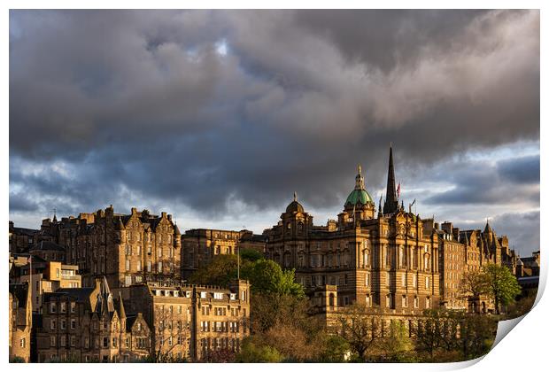 Old Town of Edinburgh at Sunset Print by Artur Bogacki