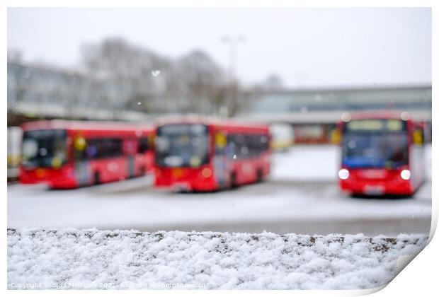 A trio of London buses in the snow Print by Sara Melhuish