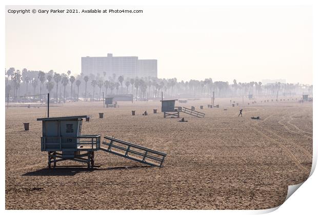 Santa Monica beach, with lifeguard station in the foreground Print by Gary Parker