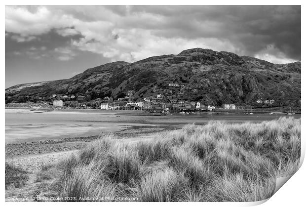 Barmouth and Dinas Oleu in monochrome, viewed across the River Mawddach estuary Print by Linda Cooke