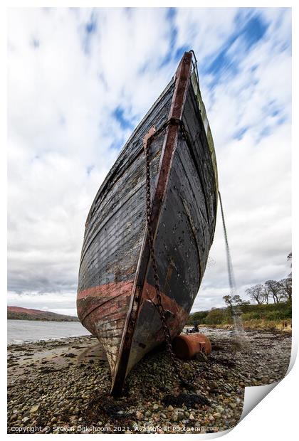 The front of an abandoned boat at Fort William in Scotland Print by Steven Dijkshoorn