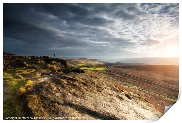Hikers in stunning Peak District landscape during autumn sunset Print by Matthew Gibson