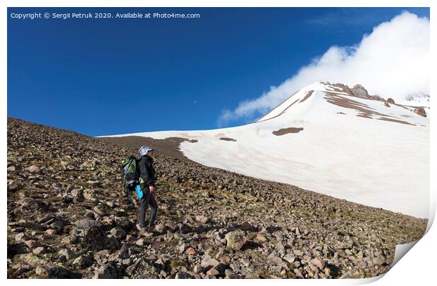 The tourist rises up the mountainside to the snow-capped summit Print by Sergii Petruk